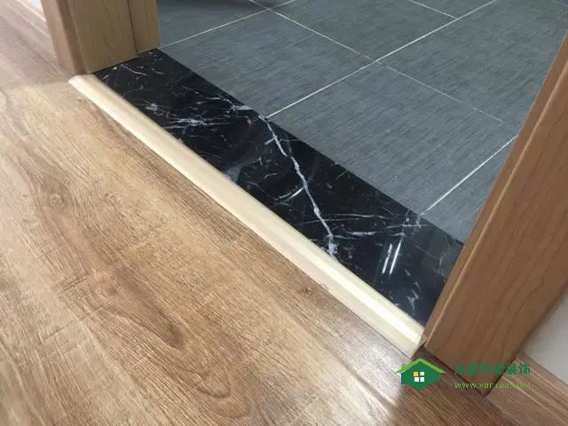 为何许多瓷砖通铺家庭，还会在卫生间装过门石.jpg